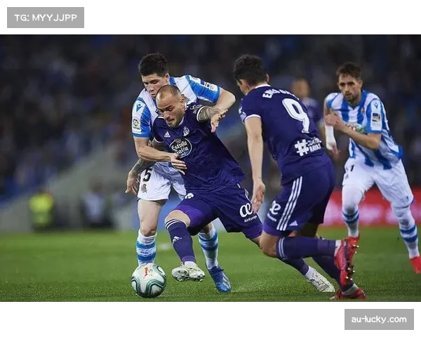 埃因霍温高位逼抢奏效,客场控球率超六成压制对手中场 埃因霍温高位逼抢奏效,客场控球率超六成压制对手中场